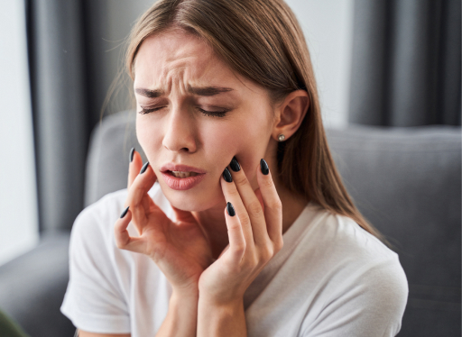 lady having pain in jaw